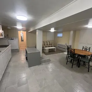 Homestay Clifton Hill Getaway: Spacious Kitchen Near Falls & Casino, Niagara Falls